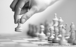 Schachspieler bewegt Läufer